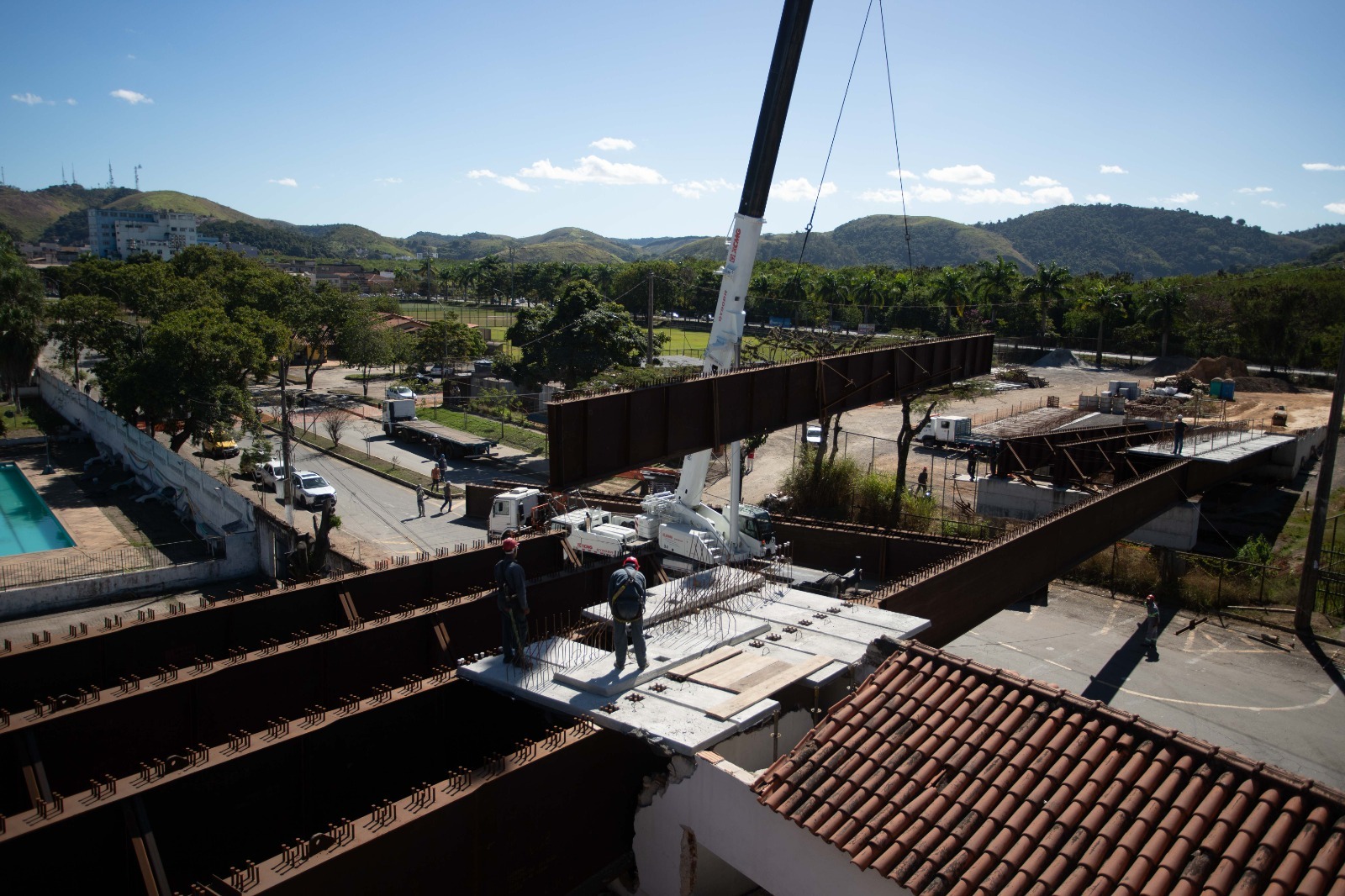 Obras da nova ponte de Volta Redonda avançam nas duas margens do Rio Paraíba do Sul