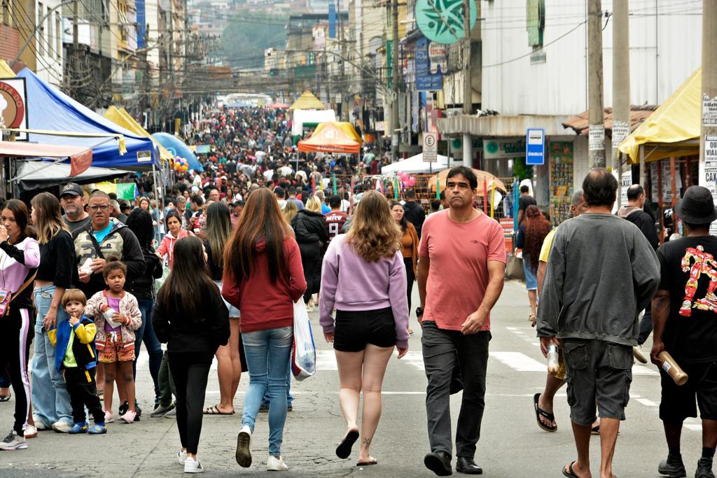 ‘Rua de Compras’ atrai consumidores e é atração no bairro Retiro