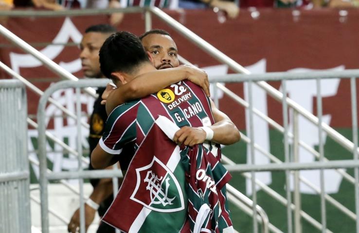 Fluminense vence no fim e avança na Libertadores