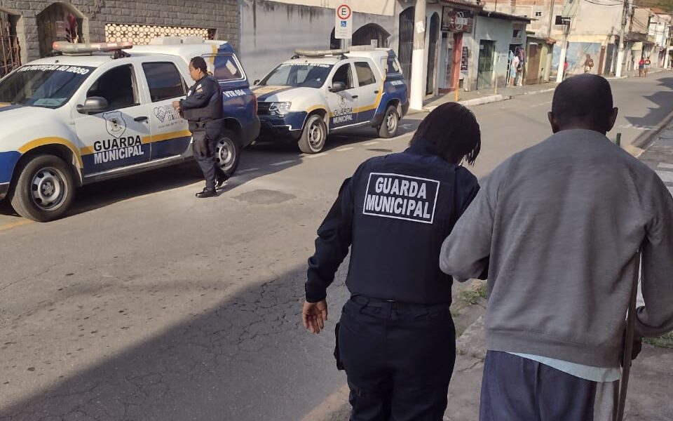 GMVR resgata idoso que teria sido trancado sozinho por dois dias em casa