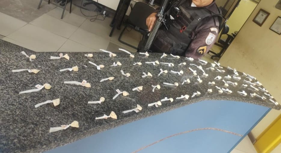 Policiais identificam suspeito de tráfico de drogas em Valença