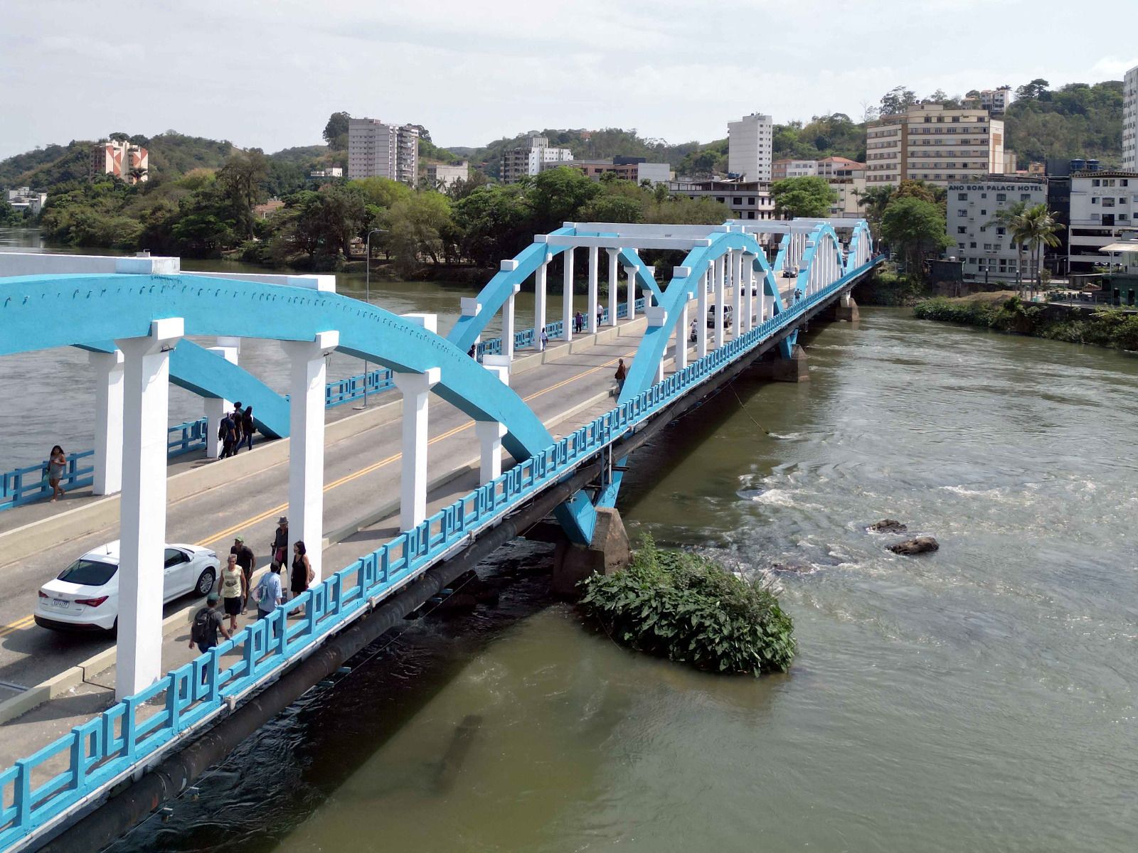 Pintura da Ponte dos Arcos entra em fase de finalização em Barra Mansa