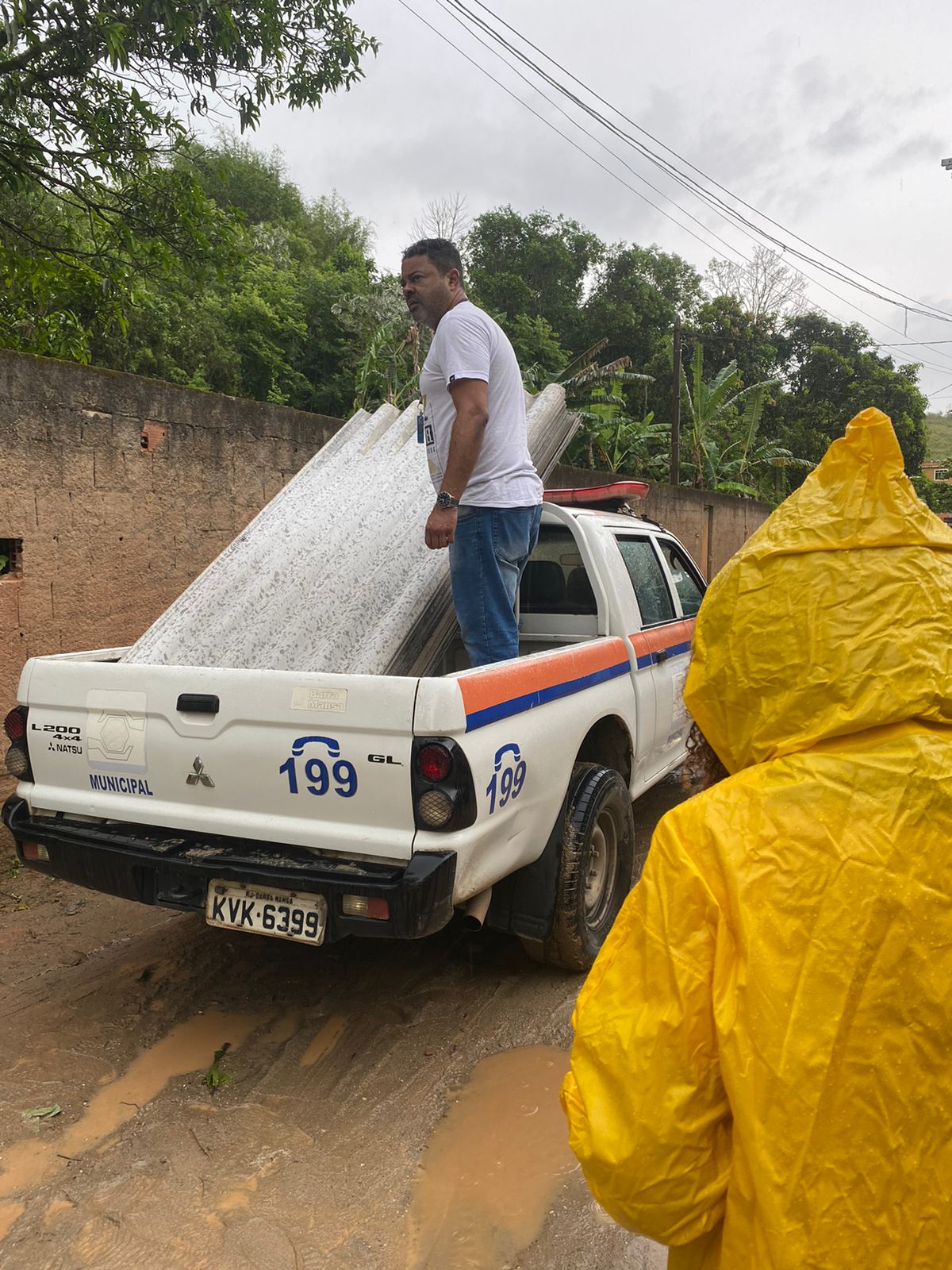 Barra Mansa tem entrega de telhas a moradores afetados pelas chuvas