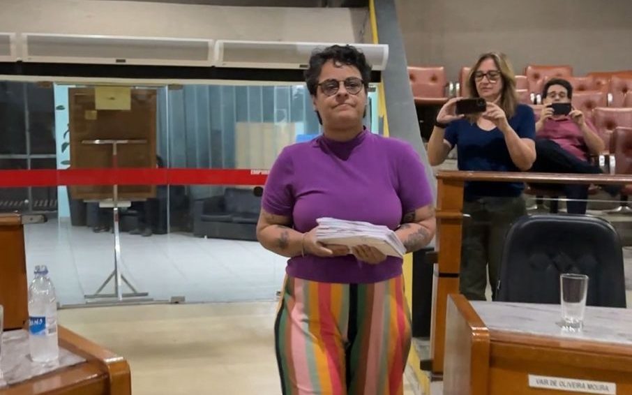 Professora do Colégio Themis leva projeto ‘Escrevendo a Cidadania’ na Câmara Municipal