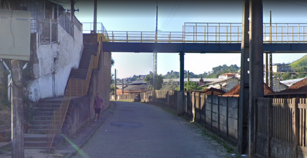 Reforma de passarela interditar Avenida Getúlio Vargas, em Barra do Piraí