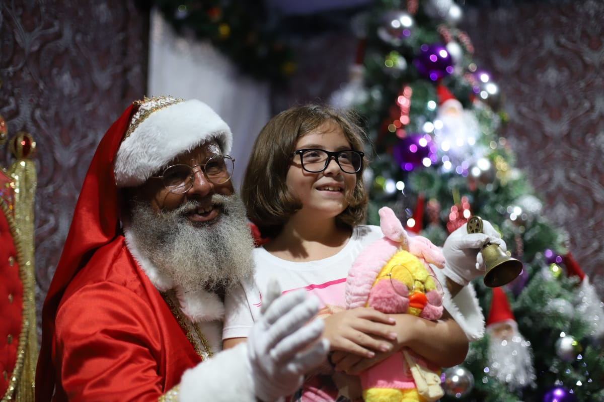 Papai Noel distribui 3,6 mil brinquedos no primeiro fim de semana de estadia em Volta Redonda