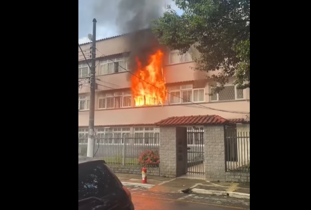 Vídeo: apartamento pega fogo no bairro Laranjal