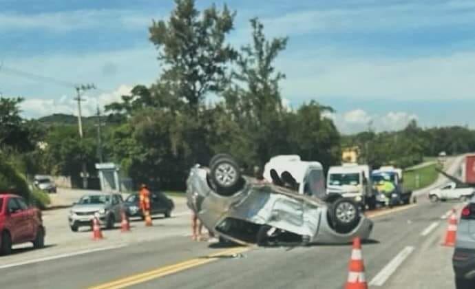 Carro capota em acidente na BR-393 em Barra do Piraí