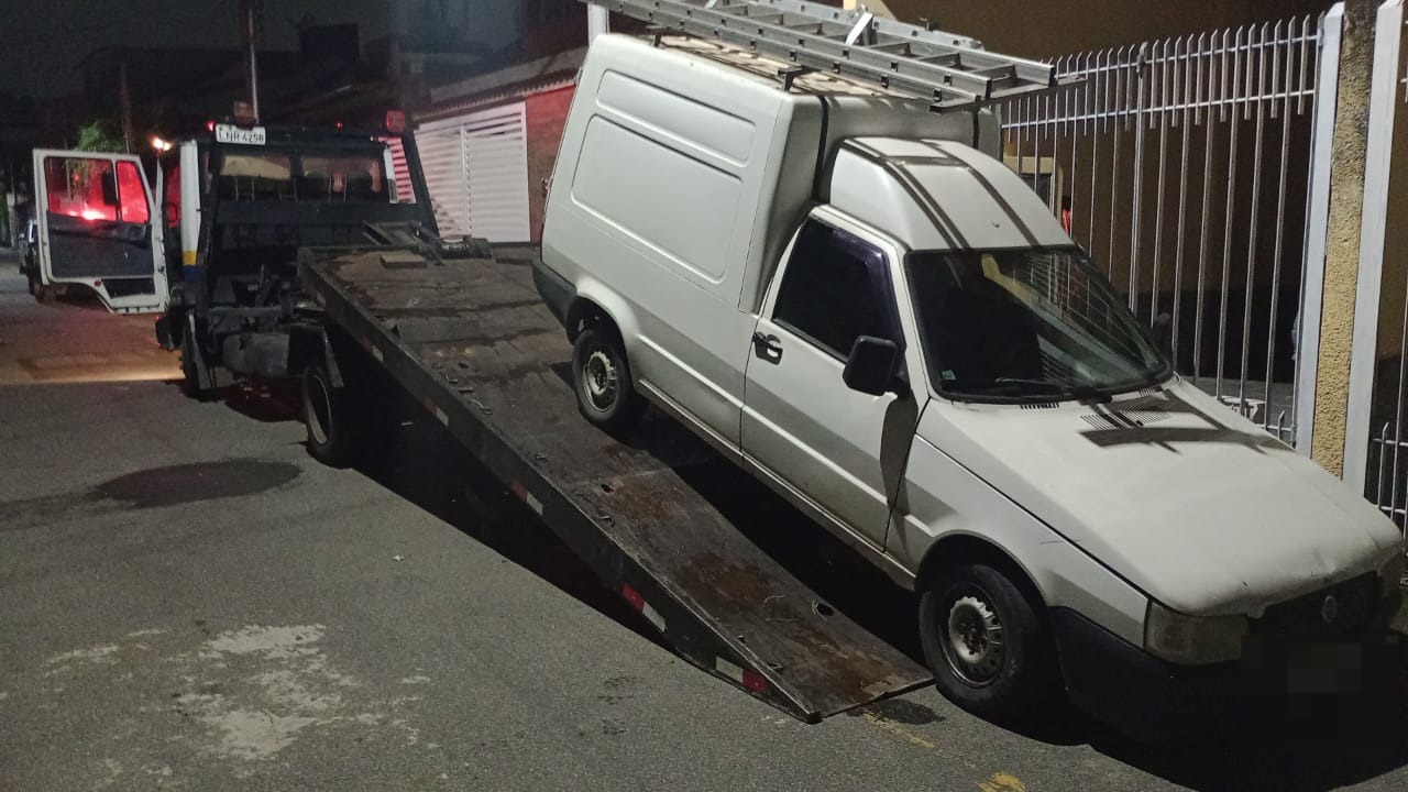 VR: carro estacionado irregularmente impedindo acesso a cadeirante é rebocado pela Guarda Municipal