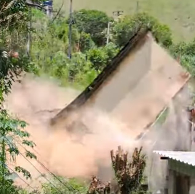 Vídeo flagra momento de queda de uma casa em Barra do Piraí