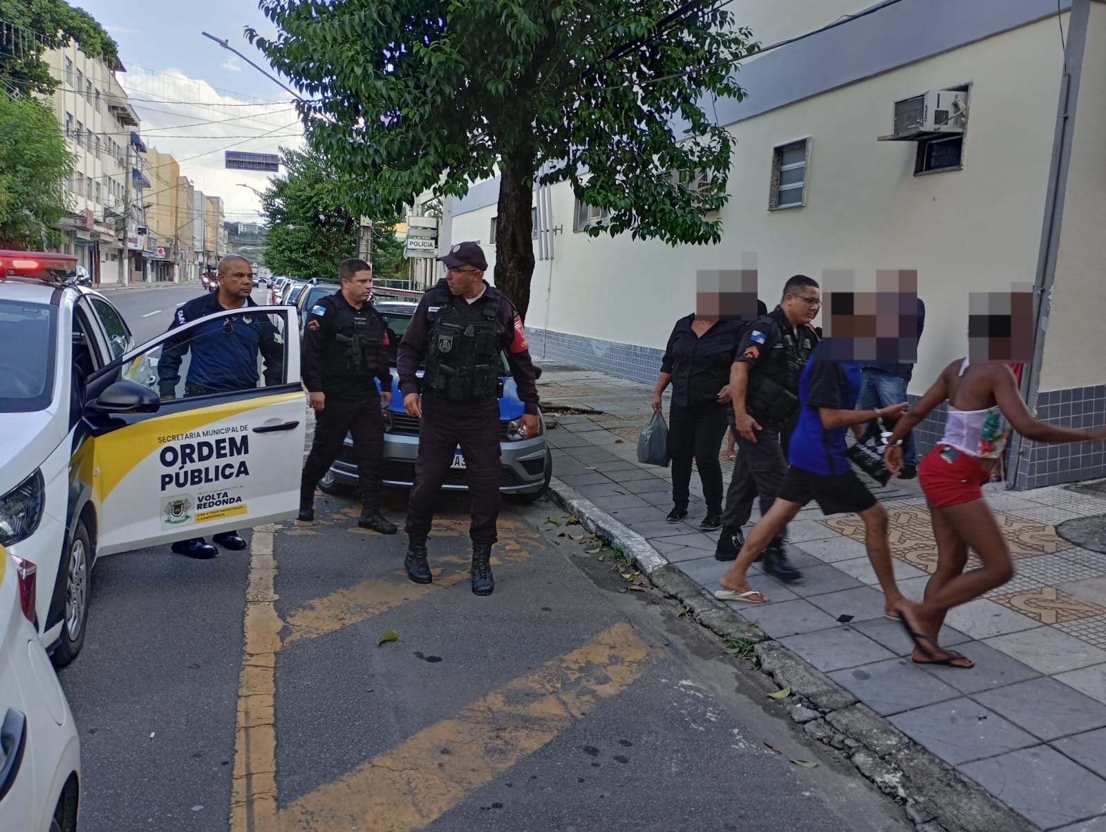 Casal é detido após imagens de câmeras filmarem roubo a uma idosa em Volta Redonda