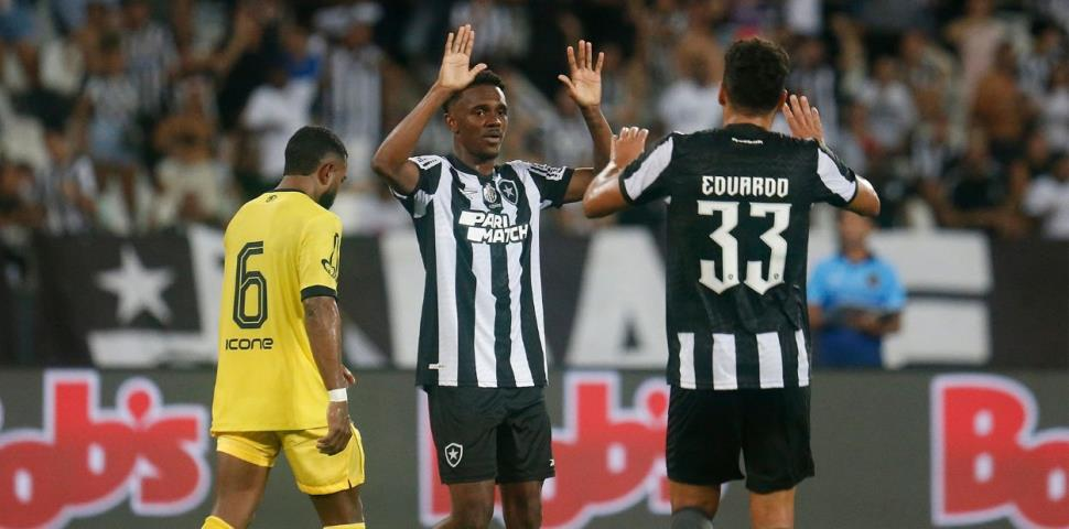 Botafogo vence na estreia com gol solitário de Jefinho