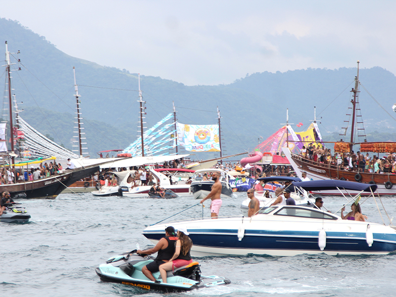 Angra recebe 2024 com um carnaval no mar
