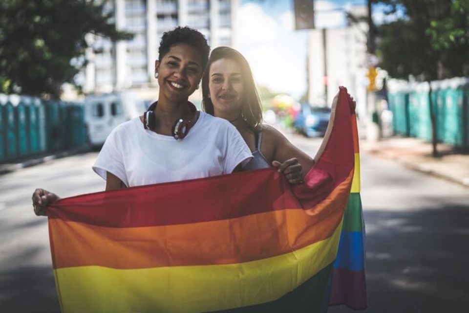 Guia do Governo Federal traz dicas de como receber o turista LGBTQIA+
