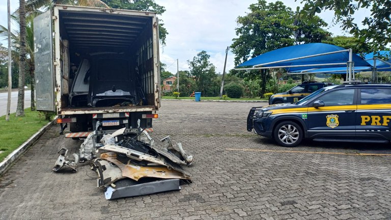 PRF intercepta caminhoneiro transportando peças de carros roubados na Dutra em Resende