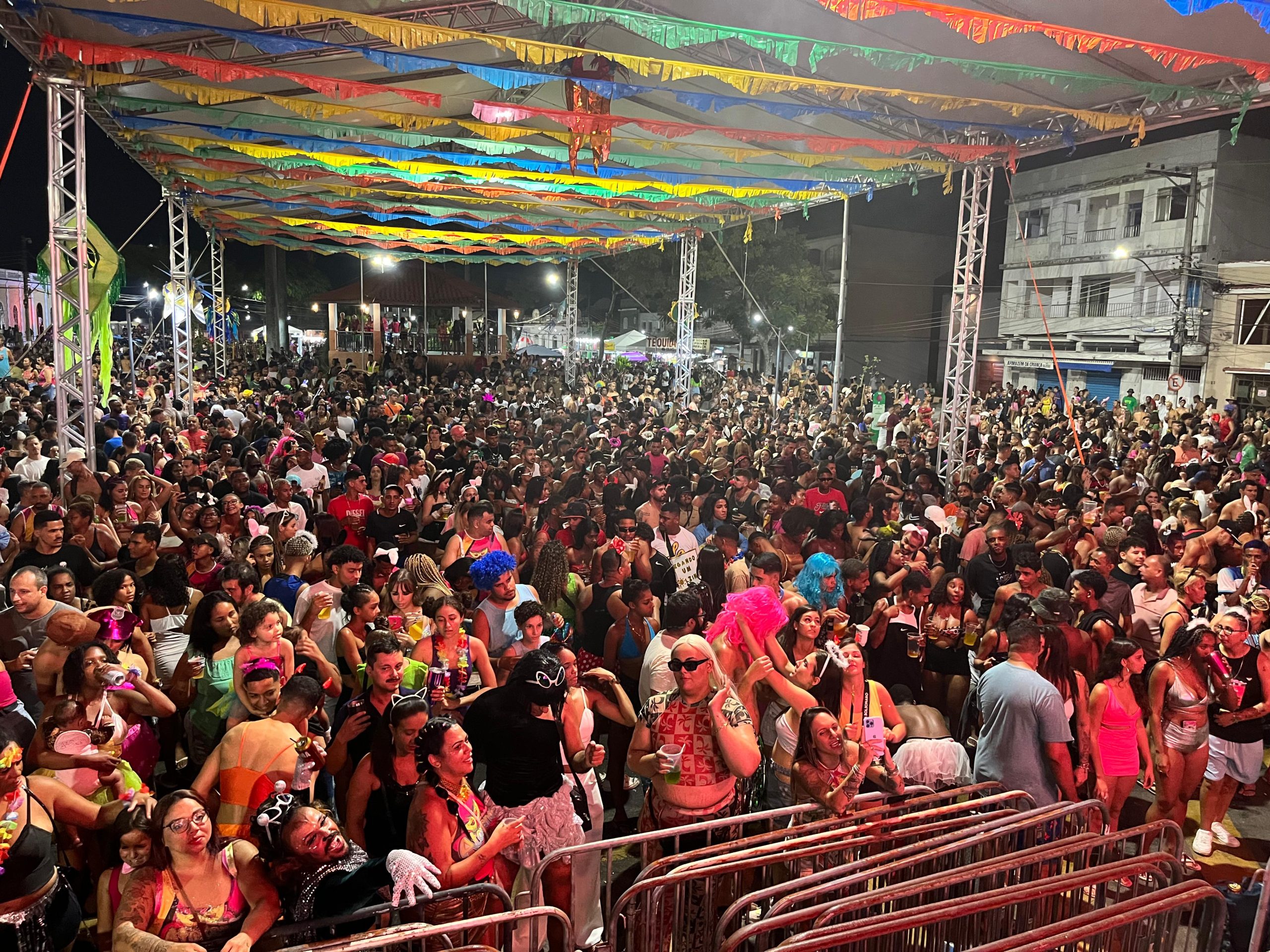Carnaval de Pinheiral reúne milhares de foliões em noite do Bloco dos Atoxanos