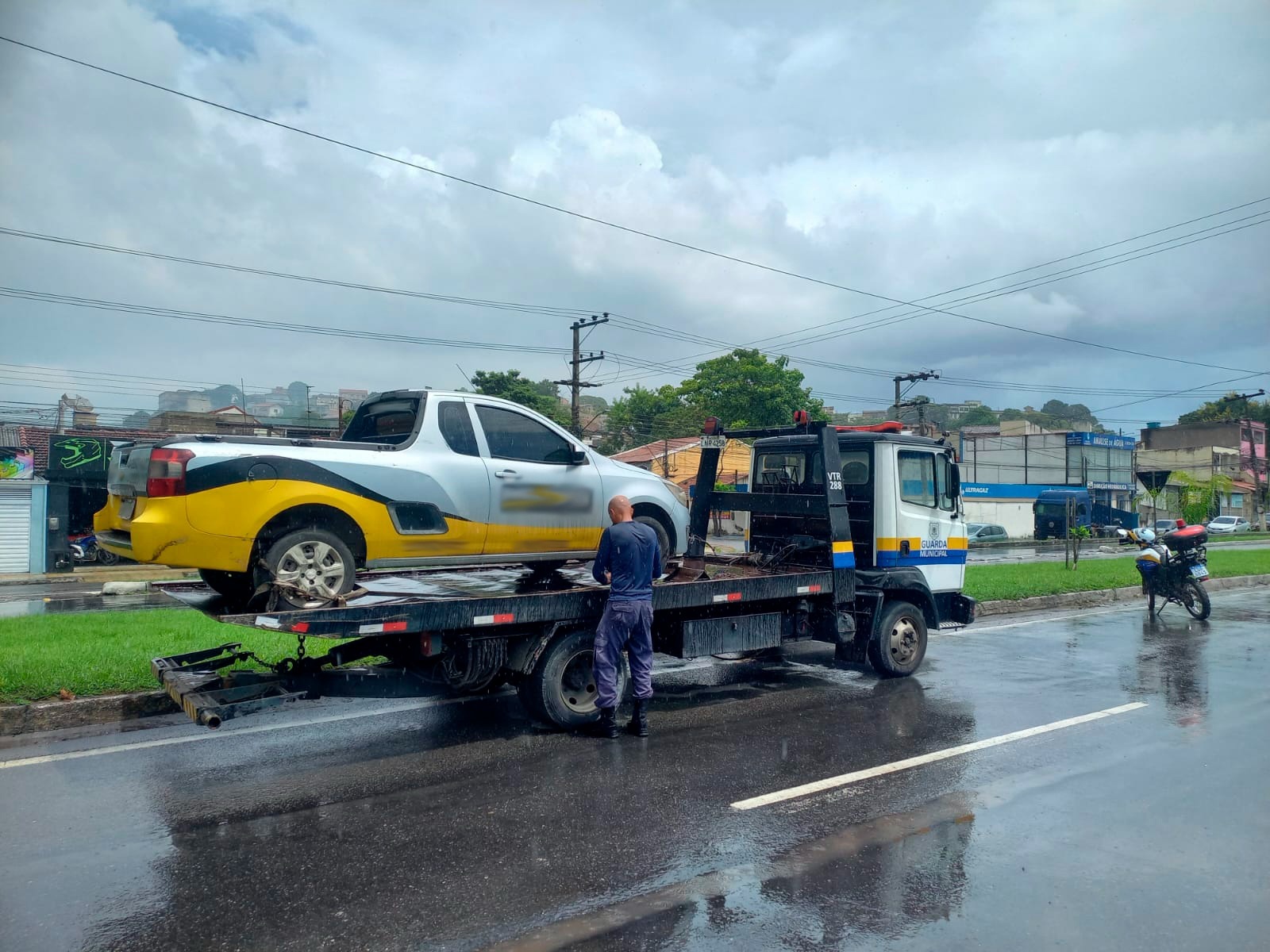 Motorista é flagrado ao celular e dirigindo pela contramão no bairro Conforto