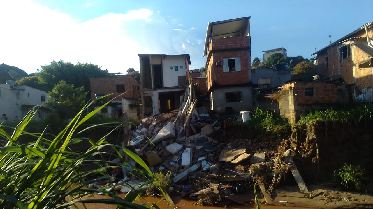 Barra Mansa: escombros de casa que desabou no bairro São Luís são retirados