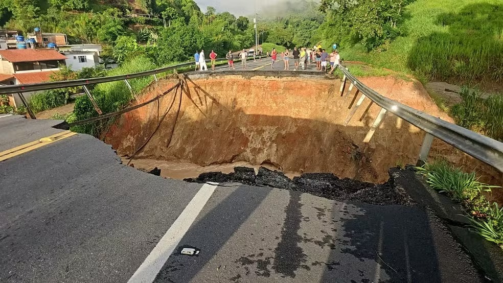 Cratera interrompe ligação entre Barra do Piraí e Volta Redonda na BR-393