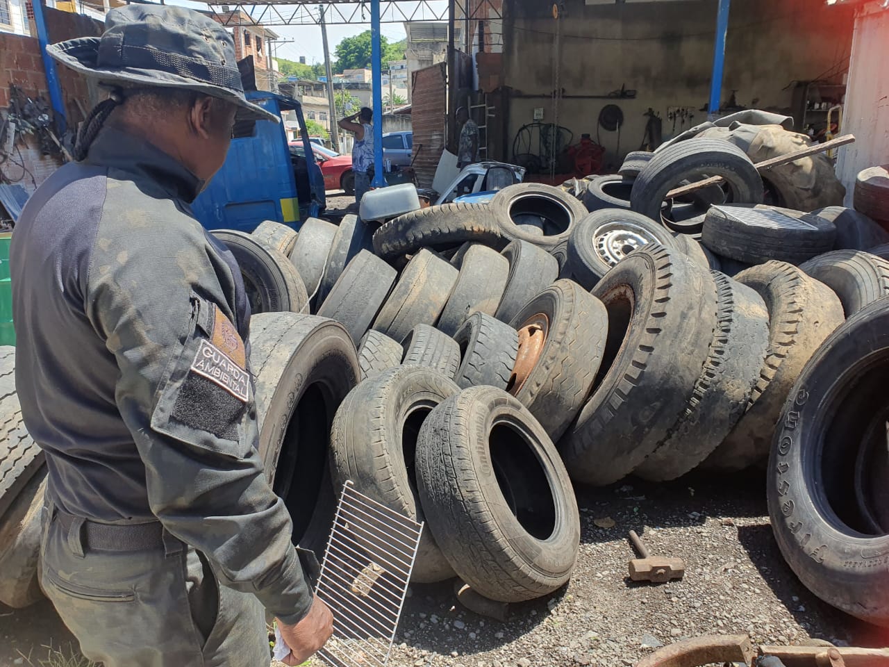 Guarda Ambiental de Barra Mansa realiza ação preventiva em ferros-velhos contra a dengue