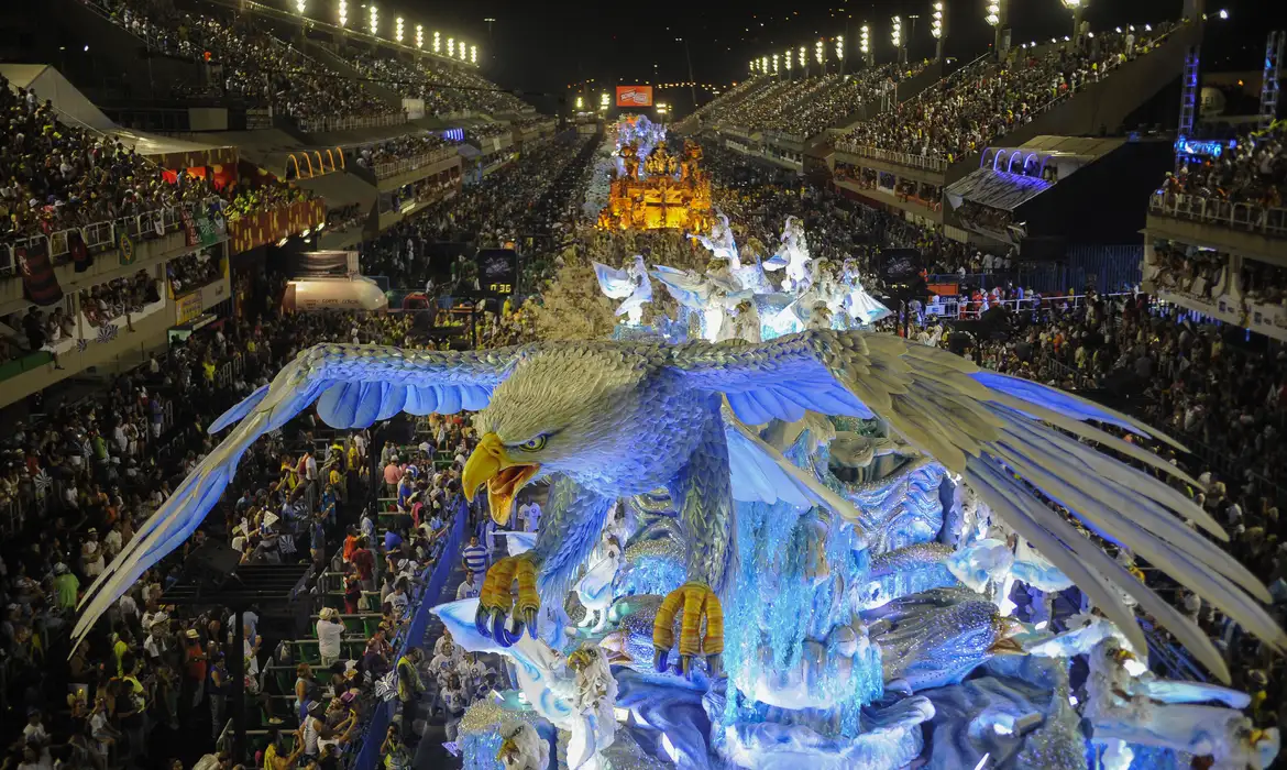 Fiscalização notifica 12 escolas de samba do grupo especial do Rio