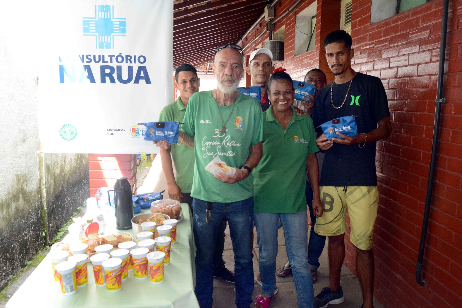 Kits de higiene são entregues a pessoas em situação de rua em Barra Mansa
