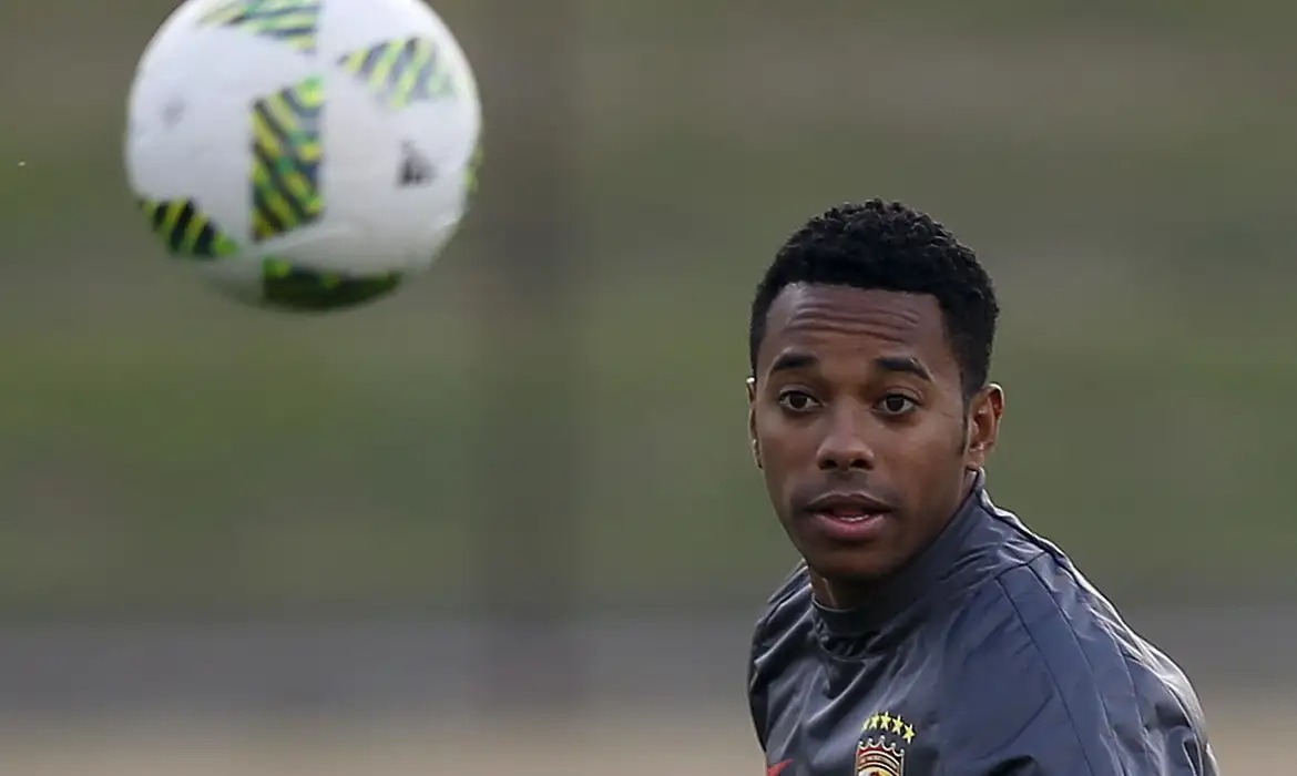 Mendes pede vista e suspende julgamento de Robinho no STF