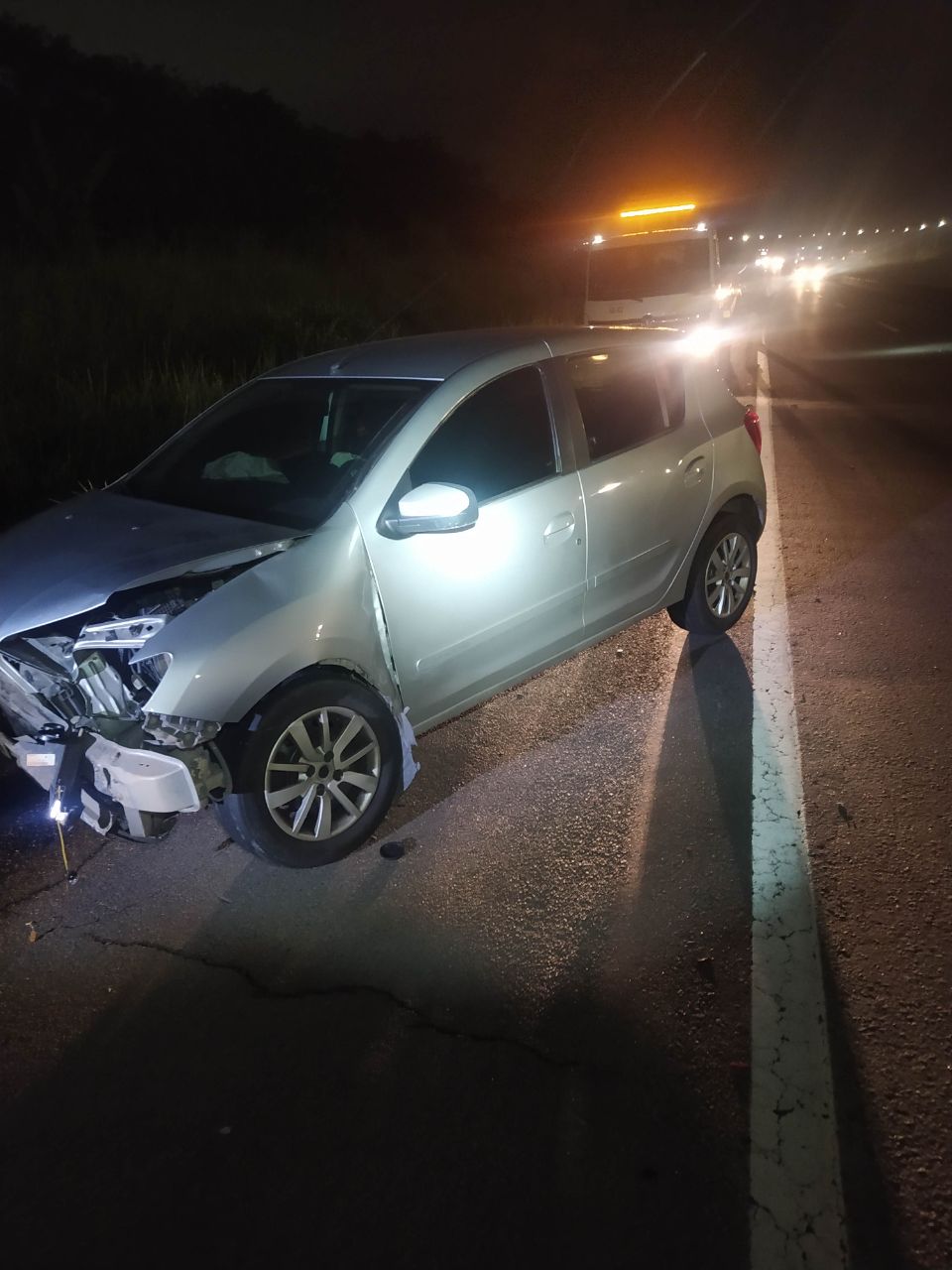 Motorista perde controle e bate carro contra mureta da Dutra, em Resende