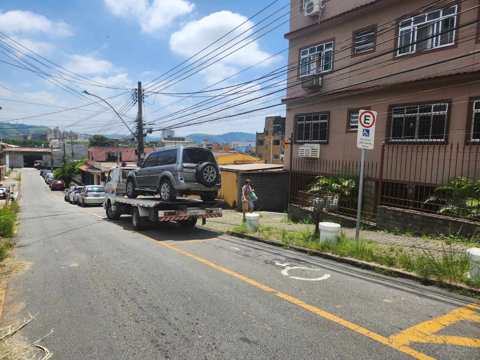 GMVR remove carro estacionado de forma irregular em vaga exclusiva para pessoas com deficiência