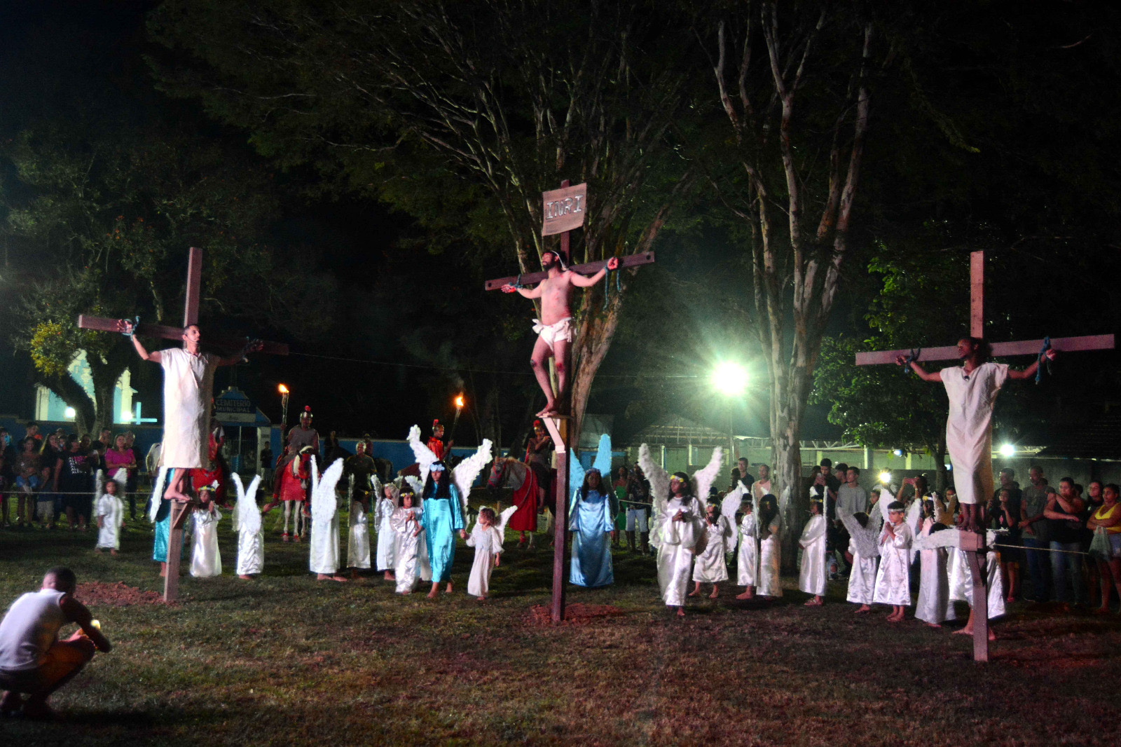 Centenas de pessoas acompanham as tradicionais encenações da Paixão de Cristo em Barra Mansa