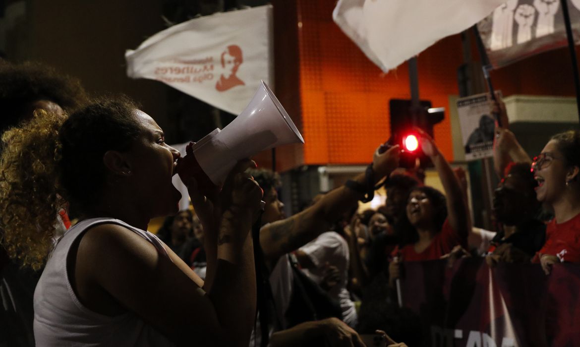 No Rio, mulheres marcham contra misoginia e desigualdades