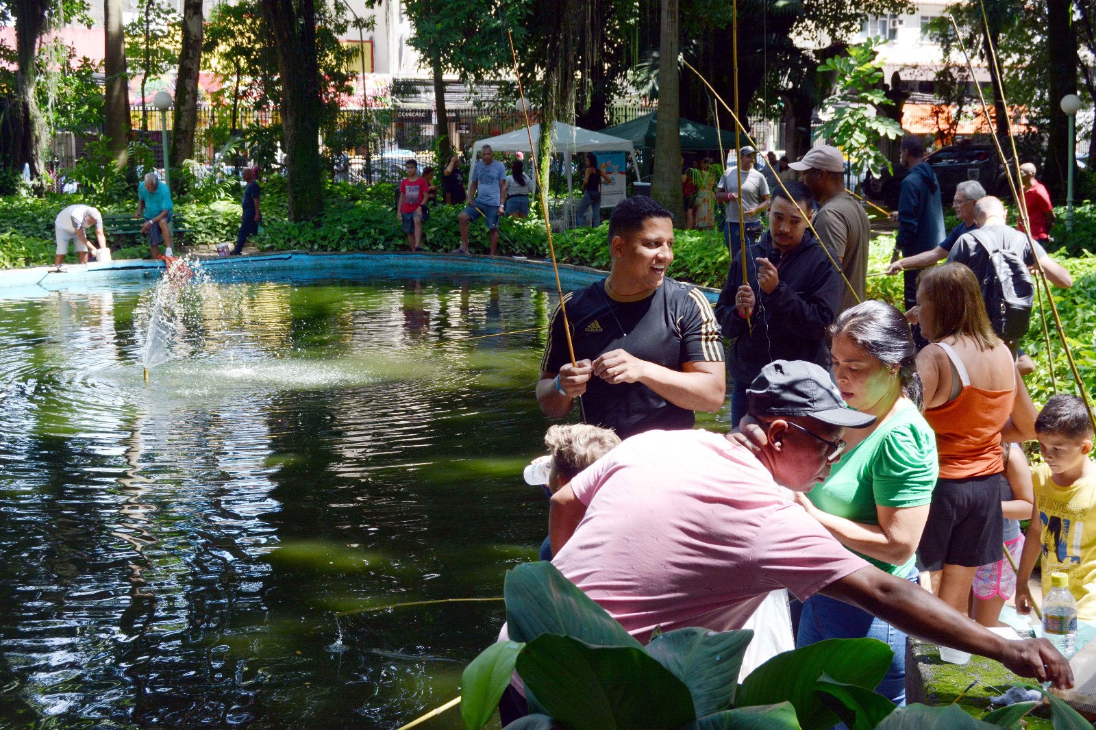 Sábado de pescaria leva famílias ao Parque Centenário em Barra Mansa