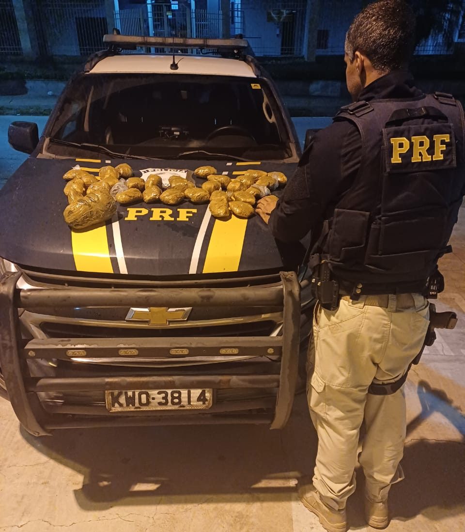 Motorista é flagrado com 3.600 papelotes de cocaína em fiscalização na BR-393, em Barra do Piraí