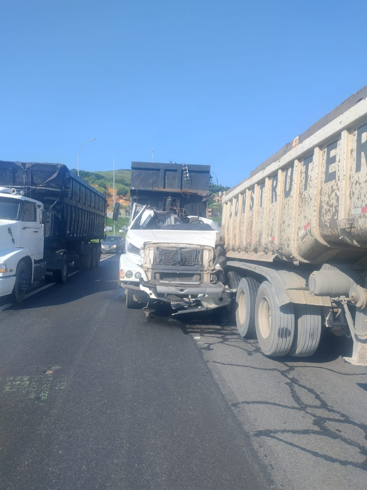 Acidente mata uma pessoa e causa quilômetros de congestionamento na Dutra, em Barra Mansa