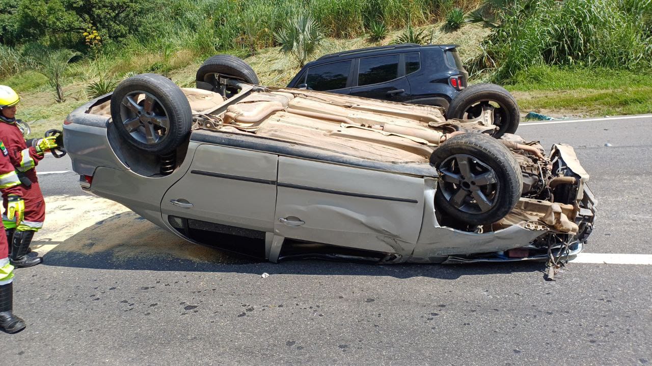 Motorista supostamente embriagado capota com o carro e fica gravemente ferido em Barra Mansa