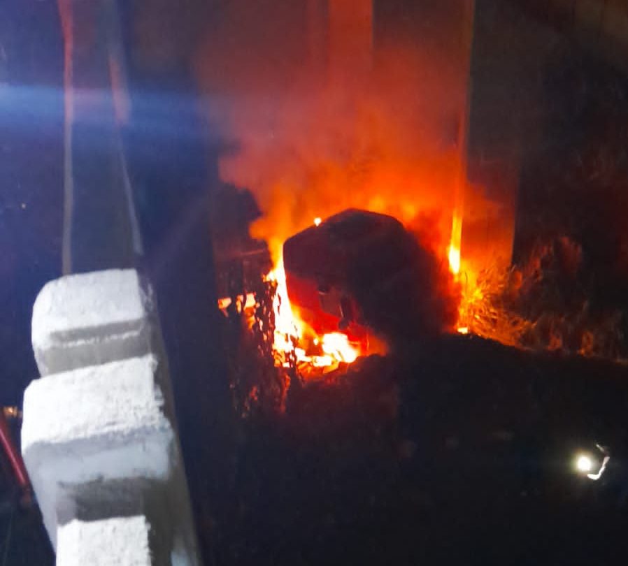 Dutra: Cavalo-trator despenca de viaduto e pega fogo em Itatiaia