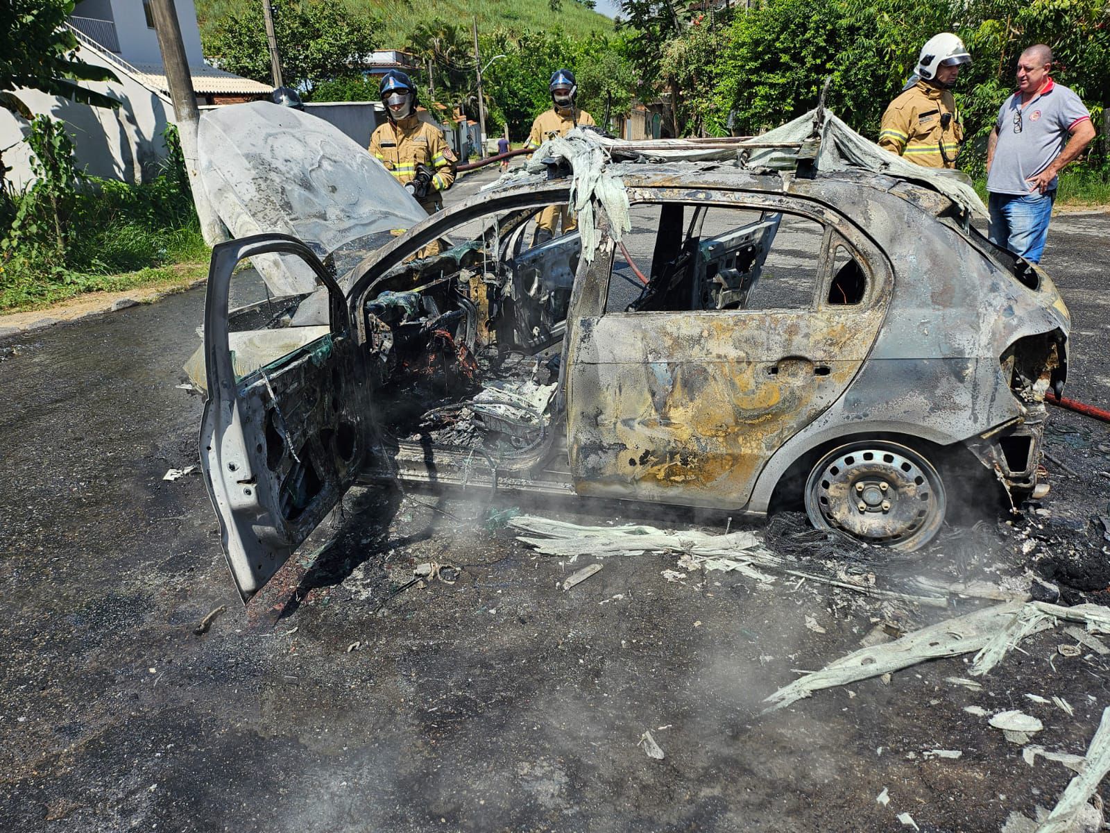 Trabalhadores são ameaçados e carro de empresa de internet é incendiado em Barra Mansa