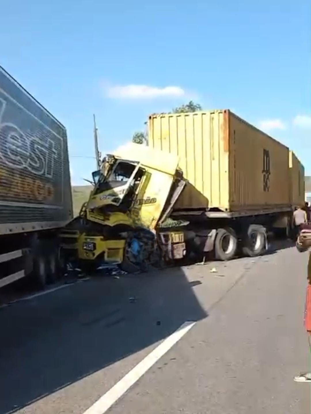 Dutra: Engavetamento com três caminhões interdita pista sentido SP em Barra Mansa