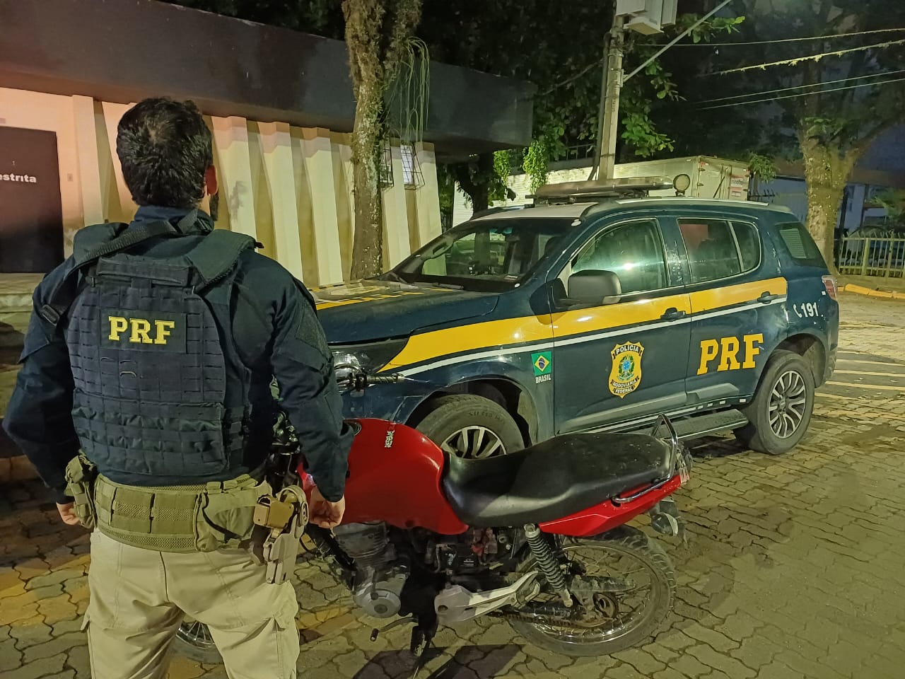 PRF detém indivíduo por adulteração de sinal identificador de motocicleta, em Resende