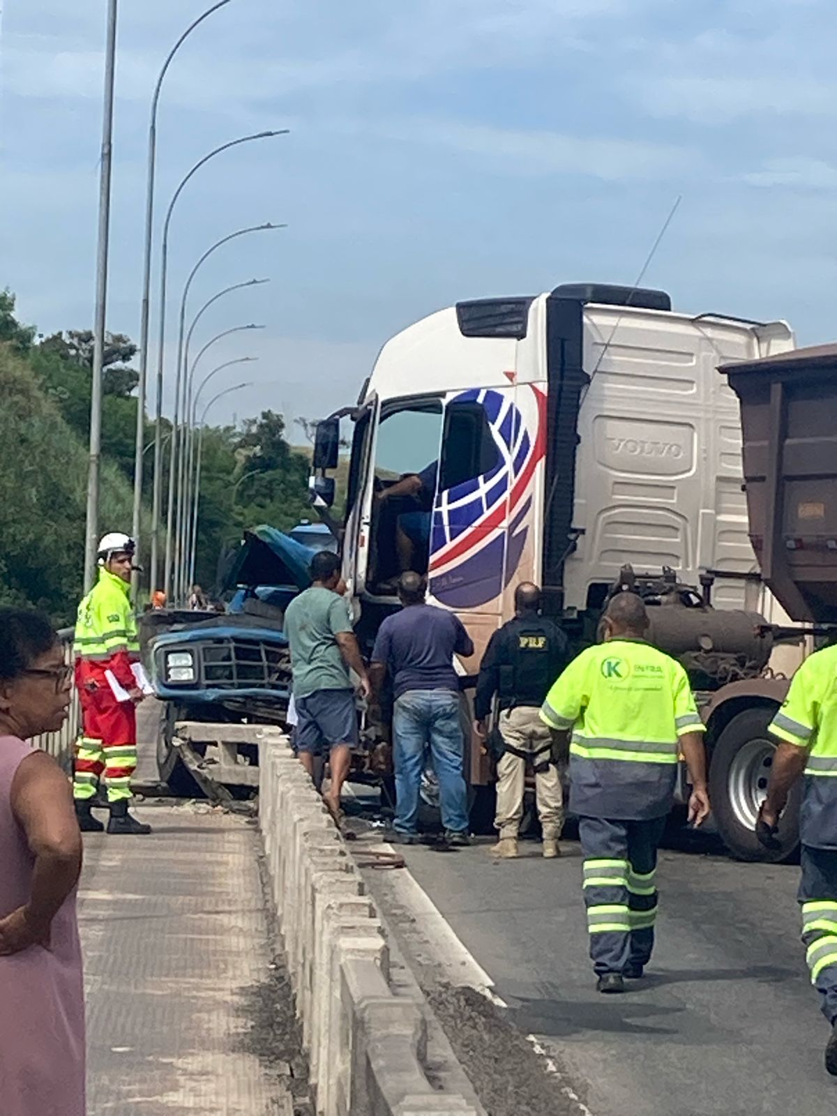 Acidente com caminhões interdita BR-393 em Volta Redonda