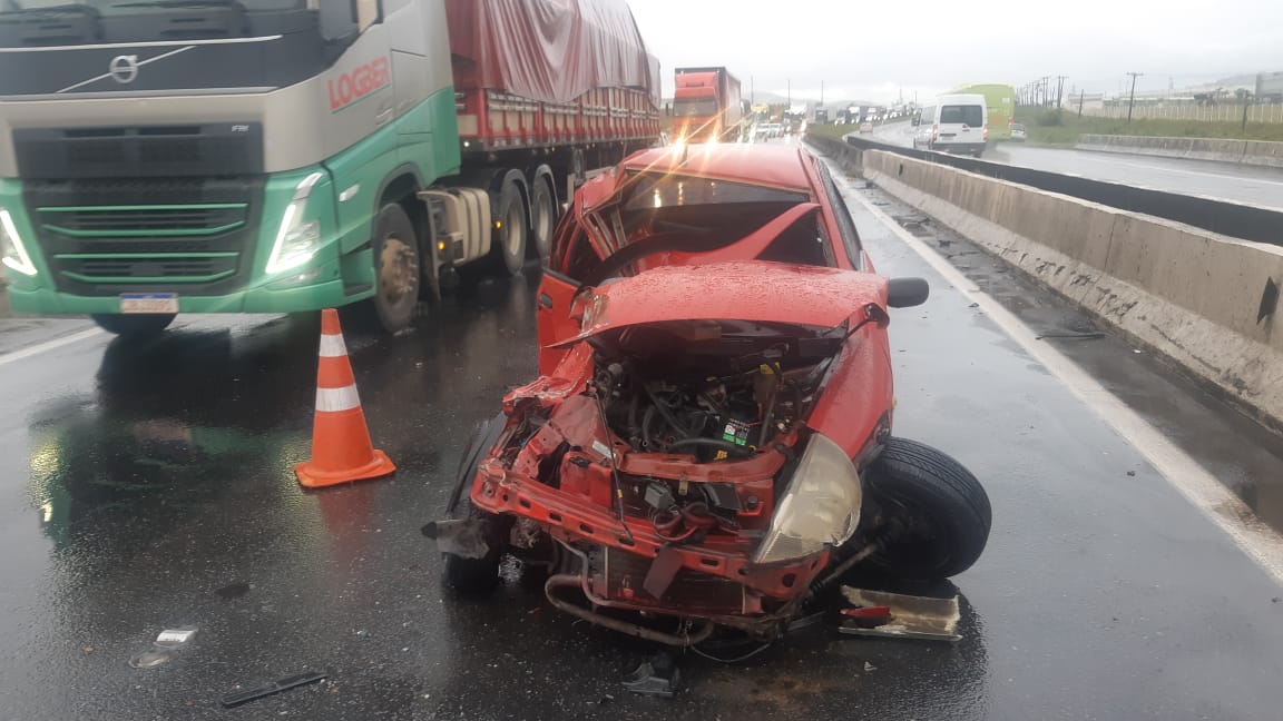 Ônibus bate em carro abandonado na Dutra, Itatiaia