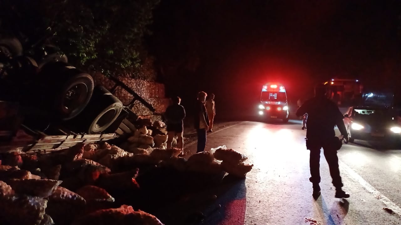 Carreta tomba e motorista fica preso às ferragens em acidente na Serra das Araras