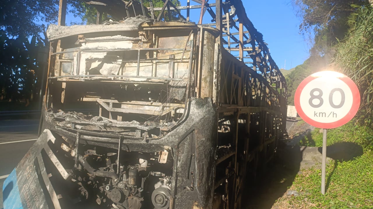 Passageiro fumante causa incêndio em ônibus na Serra das Araras
