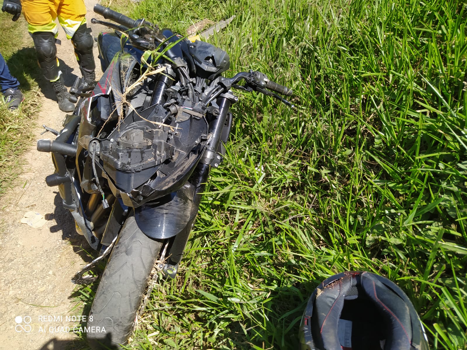 Policial militar sofre acidente de moto na Dutra, em Piraí