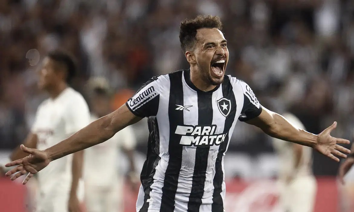 Botafogo vence a primeira na Libertadores; Fla perde na altitude