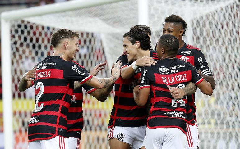 Fla vence São Paulo e assume a liderança do Brasileirão