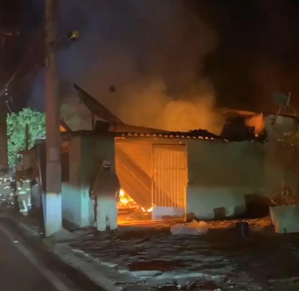 Casa pega fogo em Floriano, Barra Mansa
