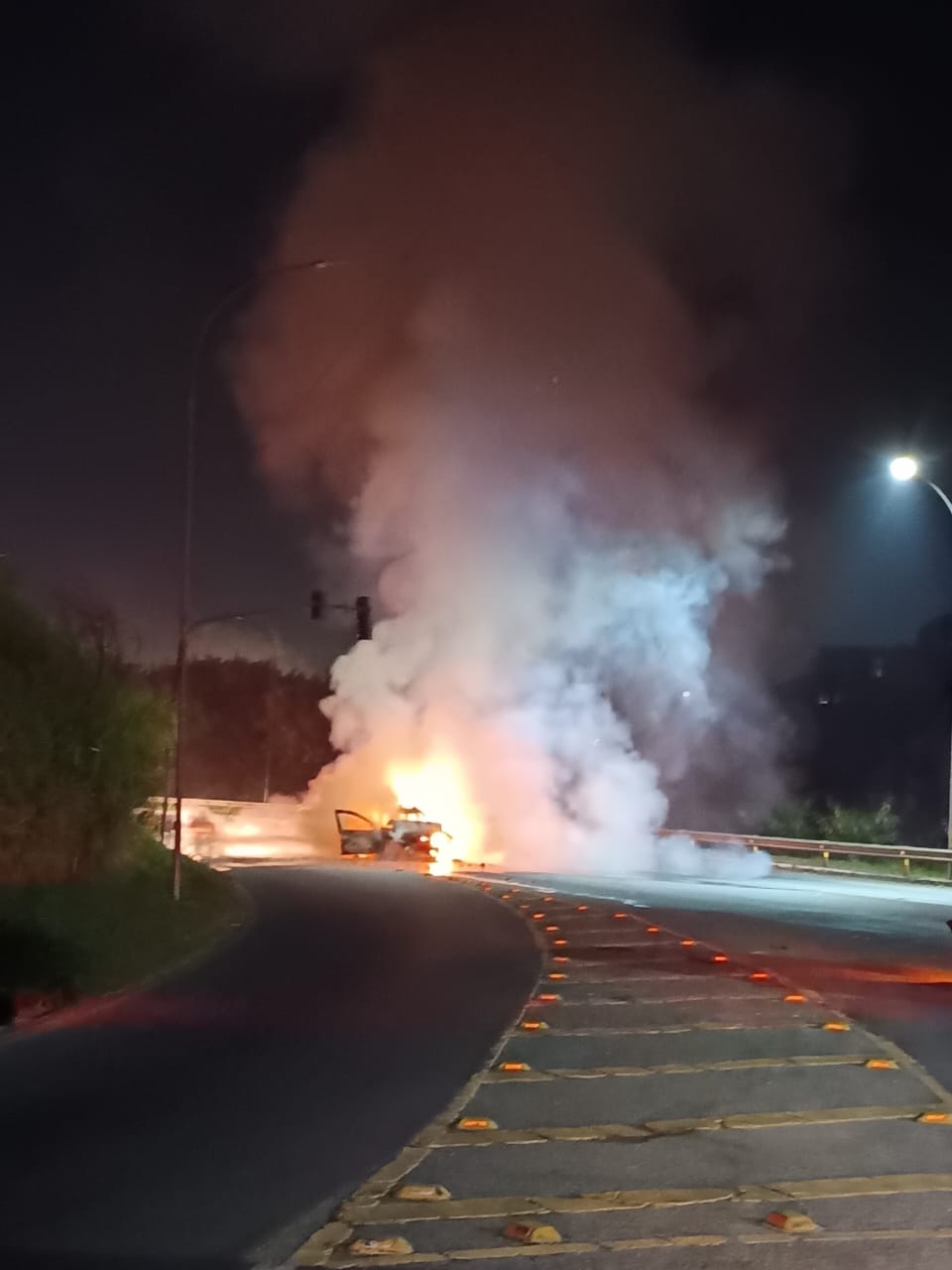 Colisão causa incêndio em carro e interrompe tráfego na BR-393 em Volta Redonda