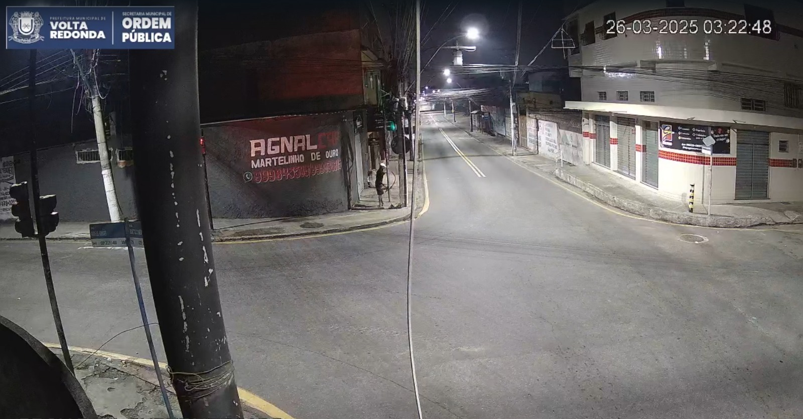 (Vídeo) Suspeito de furtar cabos telefônicos é preso em Volta Redonda após ser flagrado por câmeras