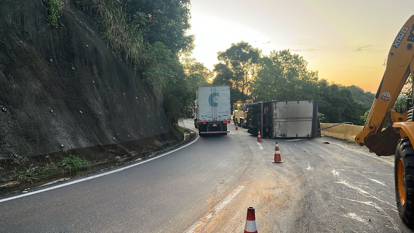 Caminhão tomba na Serra das Araras e causa congestionamento no sentido Rio